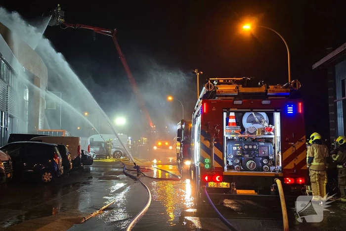 Forse rookwolken bij uitslaande kantoorbrand