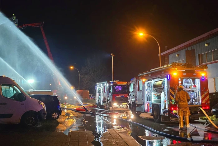 Forse rookwolken bij uitslaande kantoorbrand