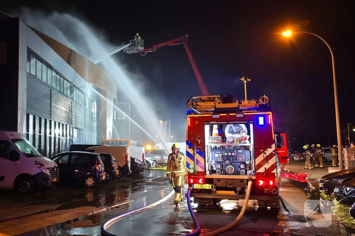 Forse rookwolken bij uitslaande kantoorbrand