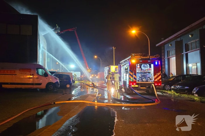 Forse rookwolken bij uitslaande kantoorbrand