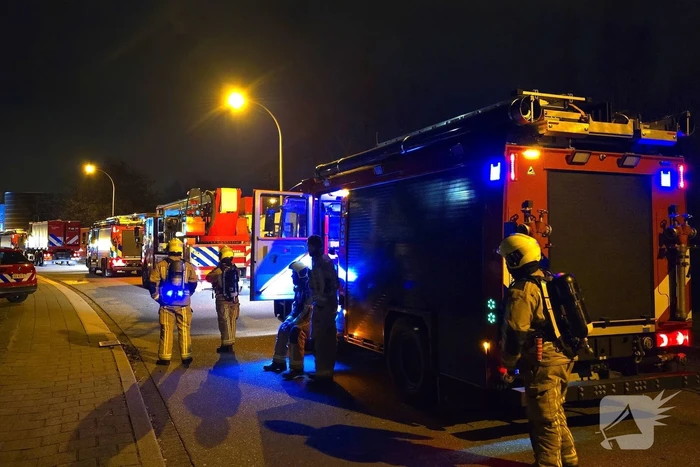 Forse rookwolken bij uitslaande kantoorbrand