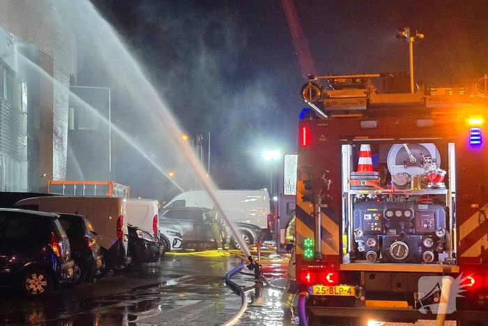 Forse rookwolken bij uitslaande kantoorbrand