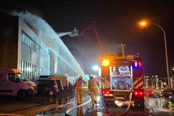 Forse rookwolken bij uitslaande kantoorbrand