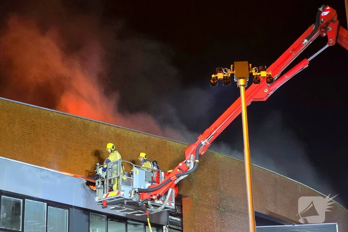 Forse rookwolken bij uitslaande kantoorbrand