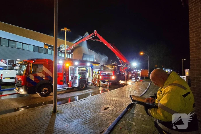 Forse rookwolken bij uitslaande kantoorbrand