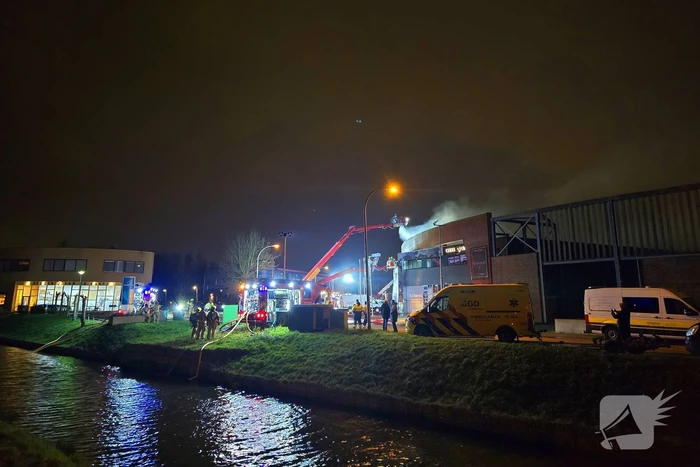 Forse rookwolken bij uitslaande kantoorbrand