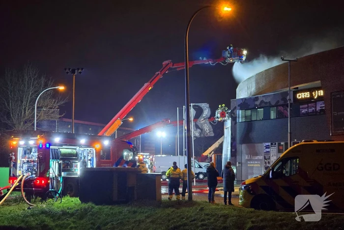 Forse rookwolken bij uitslaande kantoorbrand