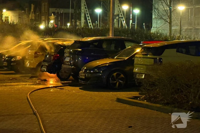 Geparkeerde auto's beschadigd door brand