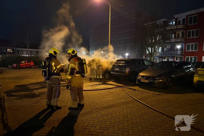 Geparkeerde auto's beschadigd door brand
