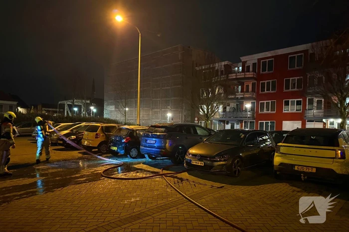 Geparkeerde auto's beschadigd door brand