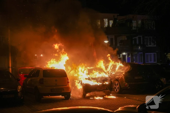 Geparkeerde auto's beschadigd door brand