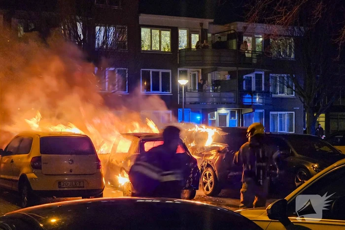 Geparkeerde auto's beschadigd door brand
