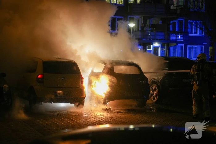 Geparkeerde auto's beschadigd door brand