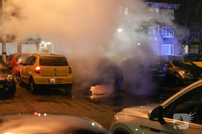 Geparkeerde auto's beschadigd door brand