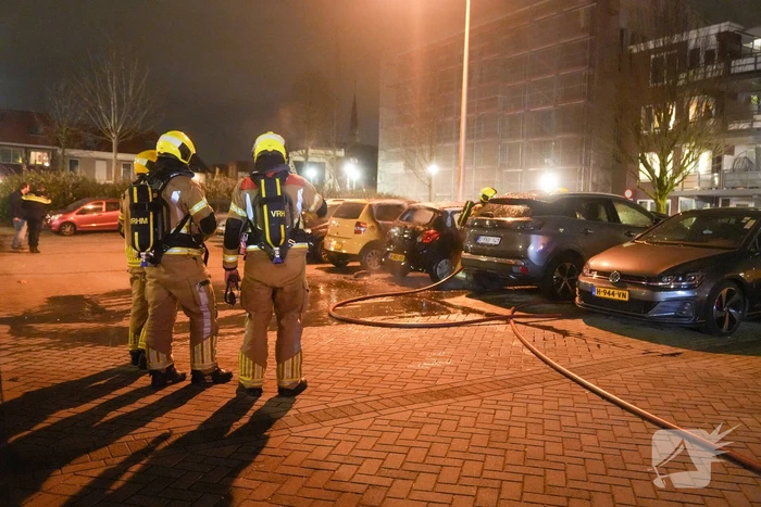 Geparkeerde auto's beschadigd door brand