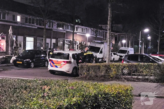 Aanhouding en woning doorzocht nadat persoon vuurwerk in vuurton gooit
