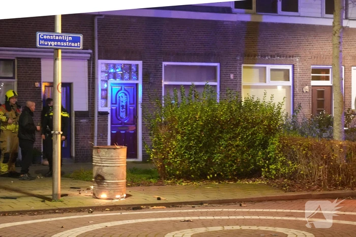 Aanhouding en woning doorzocht nadat persoon vuurwerk in vuurton gooit