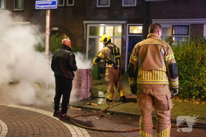 Aanhouding en woning doorzocht nadat persoon vuurwerk in vuurton gooit