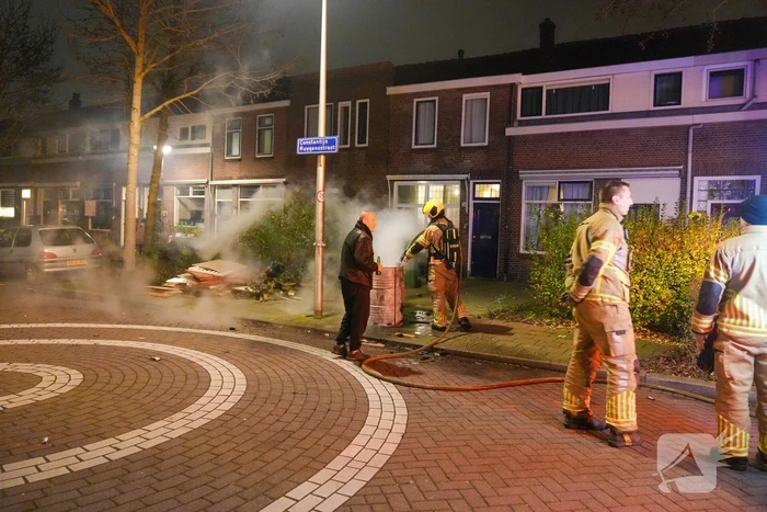 Aanhouding en woning doorzocht nadat persoon vuurwerk in vuurton gooit