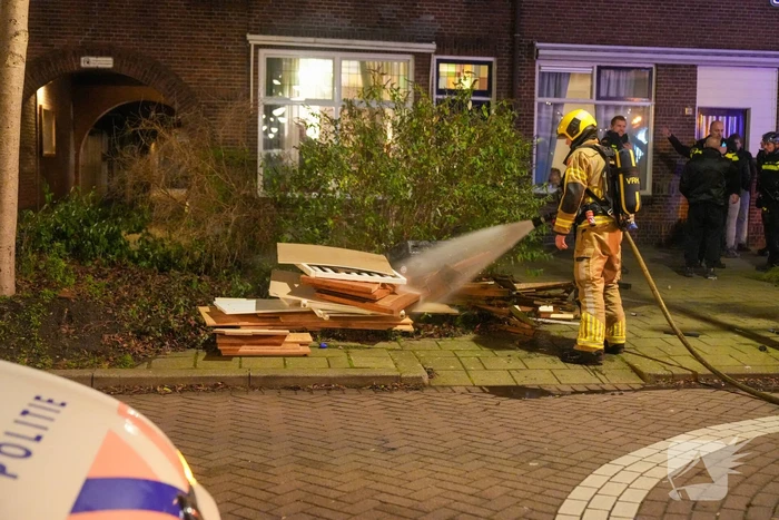 Aanhouding en woning doorzocht nadat persoon vuurwerk in vuurton gooit