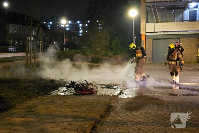 Brandweer blust brandende berg afval