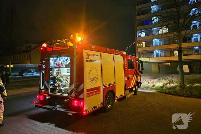 Brandweer blust brandende berg afval