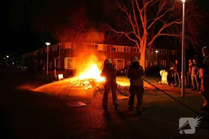 Twee afvalbranden achter elkaar door brandweer geblust