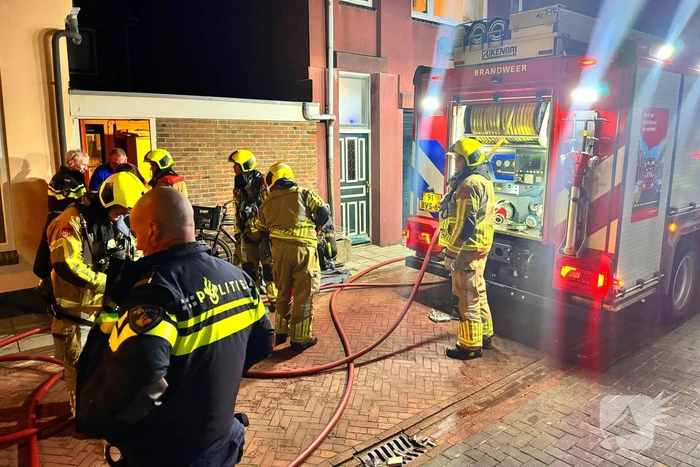 Straat ontruimd wegens brand door vuurpijl