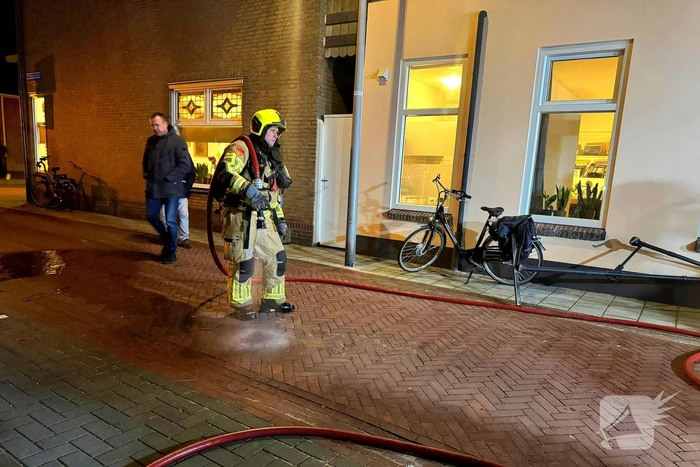 Straat ontruimd wegens brand door vuurpijl