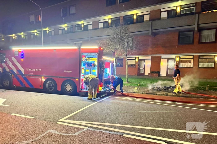 Straat ontruimd wegens brand door vuurpijl