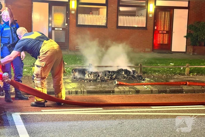 Straat ontruimd wegens brand door vuurpijl