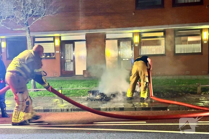 Straat ontruimd wegens brand door vuurpijl