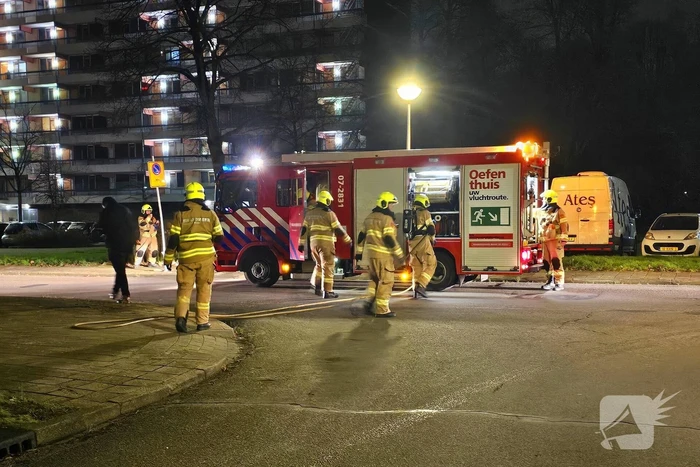 Brandweer blust brand bij speeltoestsel