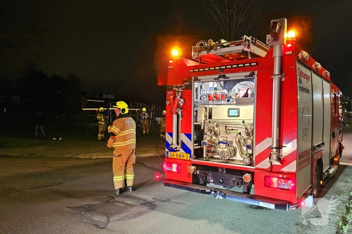 Brandweer blust brand bij speeltoestsel