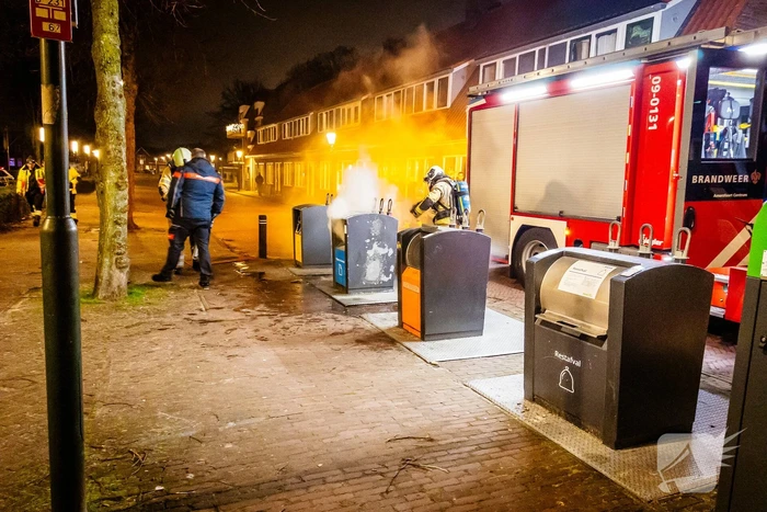 Brandweer laat ondergrondse container vollopen