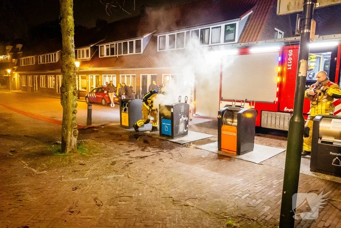 Brandweer laat ondergrondse container vollopen