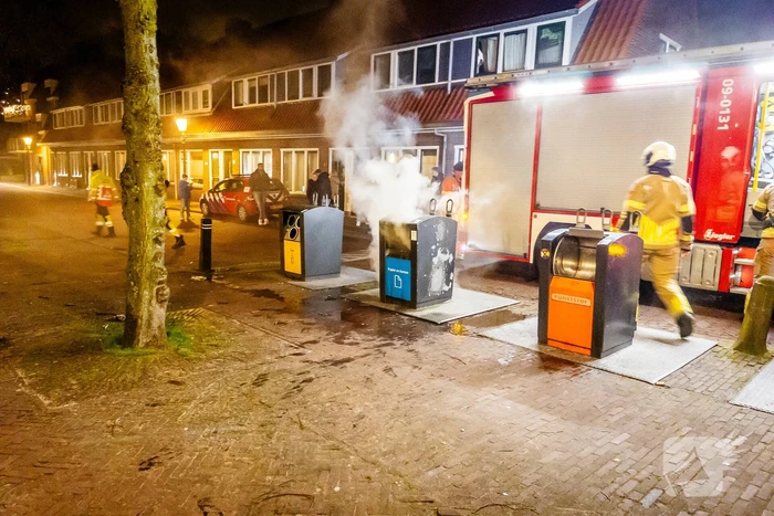 Brandweer laat ondergrondse container vollopen