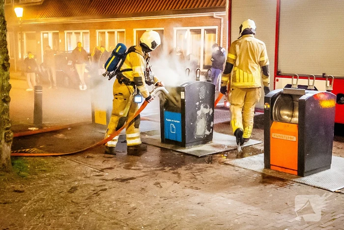 Brandweer laat ondergrondse container vollopen
