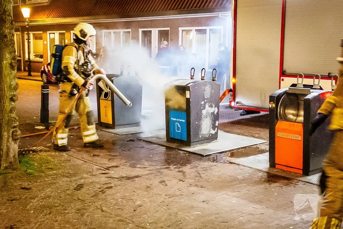 Brandweer laat ondergrondse container vollopen
