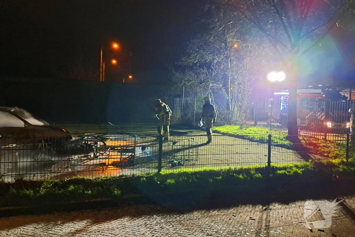Auto gaat in vlammen op achter brandweerkazerne