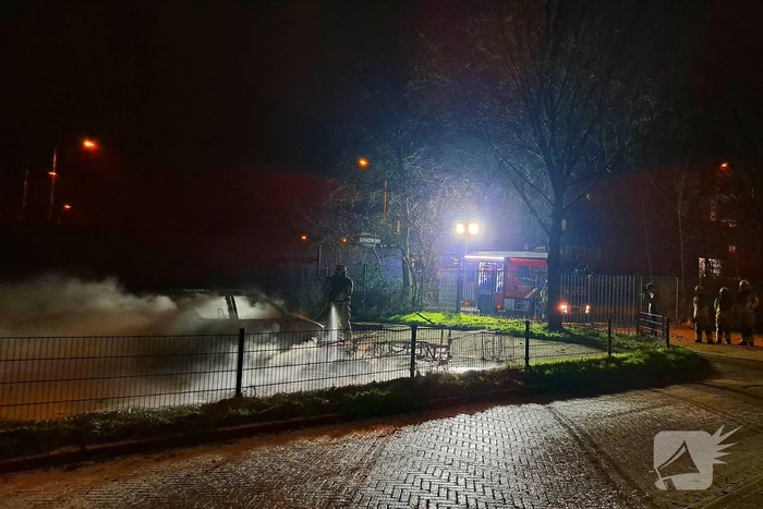 Auto gaat in vlammen op achter brandweerkazerne