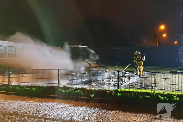 Auto gaat in vlammen op achter brandweerkazerne