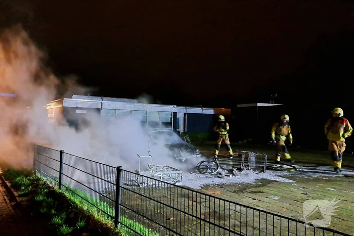 Auto gaat in vlammen op achter brandweerkazerne