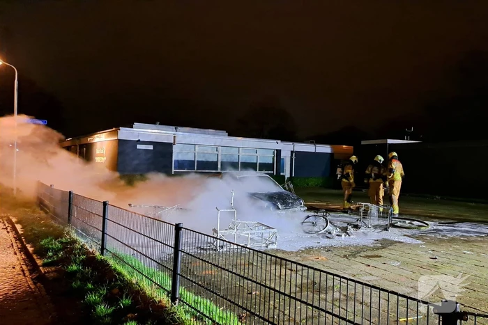 Auto gaat in vlammen op achter brandweerkazerne