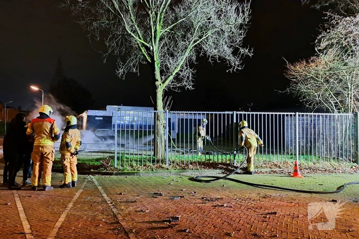 Auto gaat in vlammen op achter brandweerkazerne