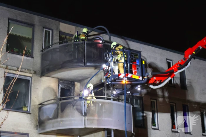 Balkons zwartgeblakerd na brand in appartement