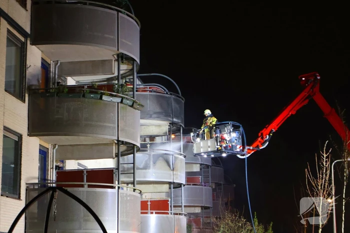 Balkons zwartgeblakerd na brand in appartement