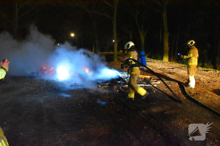 Caravan tot grond toe afgebrand
