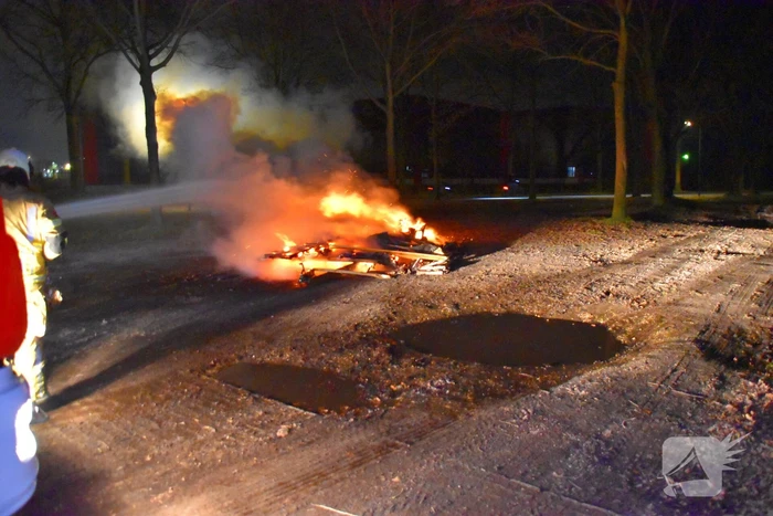 Caravan tot grond toe afgebrand