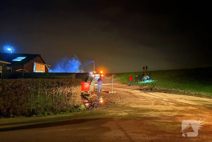 Vuur uit ton slaat over naar schuur